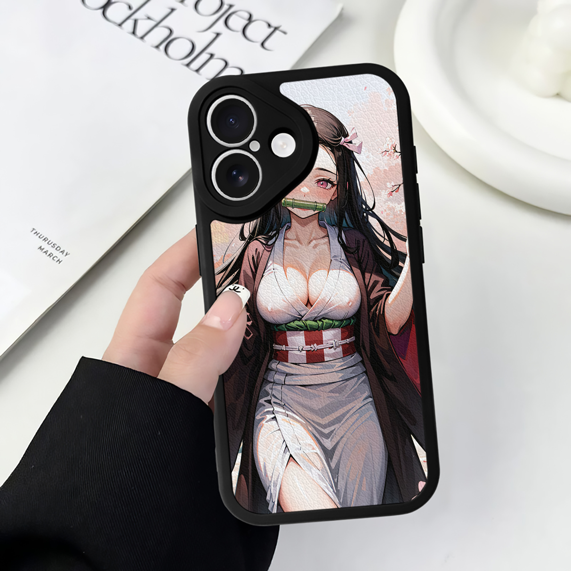 （画像用） 鬼滅の刃（きめつのやいば）竈門 禰󠄀豆子／かまど ねずこ Kamado Nezuko 【iPhone 16シリーズ対応】シリコンスマホケース（レザー調） 材質：シリコン